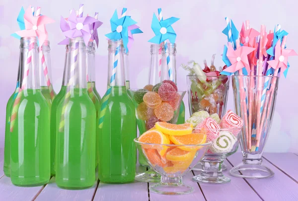 Бутылки с напитками и сладостями — стоковое фото