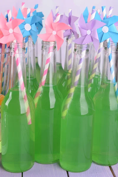 Bottiglie di bevanda con paglia — Foto Stock
