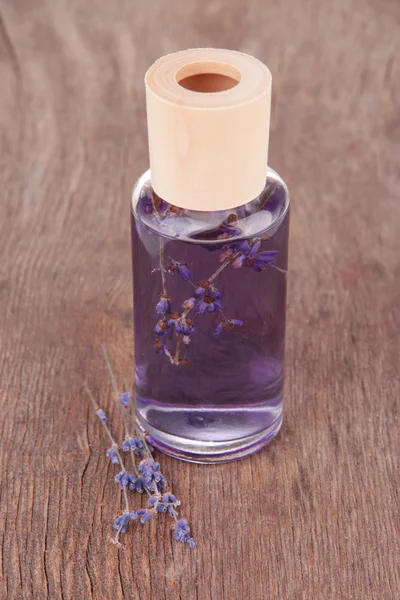 Lavendelöl und Blumen — Stockfoto