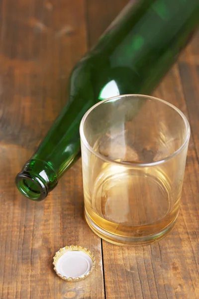 Flasche und Glas mit Kaltgetränk — Stockfoto
