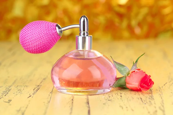 Frasco de perfume con rosa —  Fotos de Stock