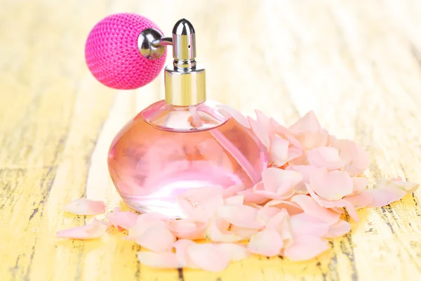 Parfüm şişesi yaprakları ile — Stok fotoğraf