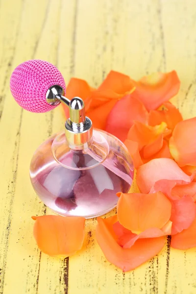 Parfumfles met bloemblaadjes — Stockfoto
