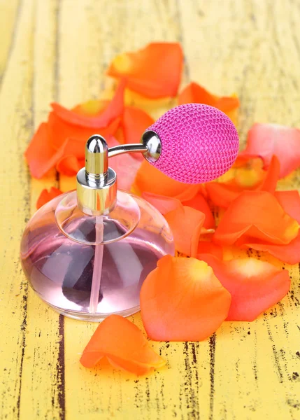 Perfume bottle with petals — Stock Photo, Image