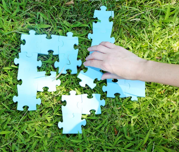 Hand holding puzzle piece — Stock Photo, Image