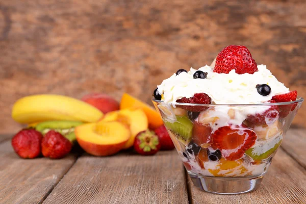 Obstsalat mit Eis in Schüssel und Früchten — Stockfoto