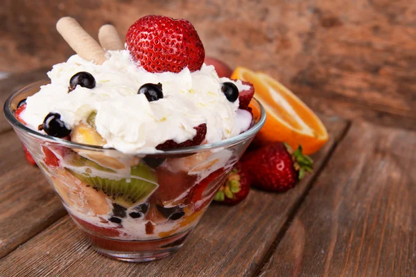 Insalata di frutta con gelato in ciotola e frutta — Foto Stock