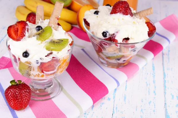 Fruktsallad med glass i skål och frukter — Stockfoto