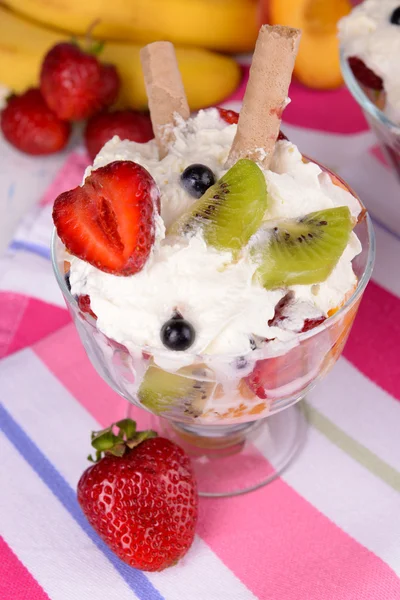 Salada de frutas com sorvete em tigela e frutas — Fotografia de Stock