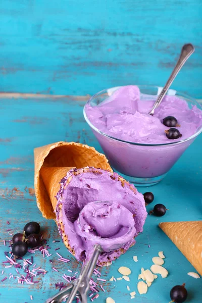 Ice cream with berries — Stock Photo, Image