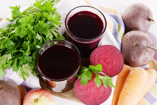 Glasses of fresh beet juice and vegetables — Stock Photo, Image