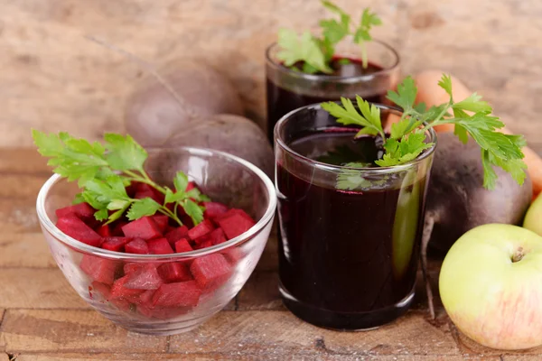 Glasses of fresh beet juice and vegetables — Stock Photo, Image