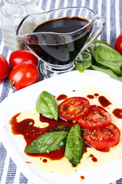 Aceto balsamico, pomodoro e basilico — Foto Stock