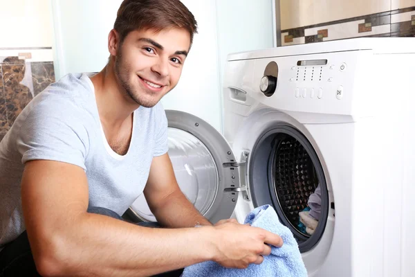 Çamaşır Makinası erkekle — Stok fotoğraf