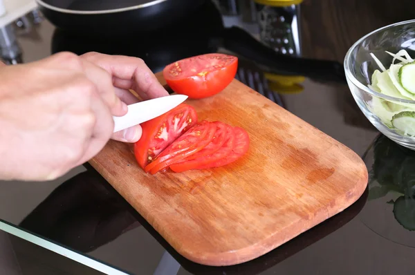 Hombre cocina en la cocina — Foto de Stock