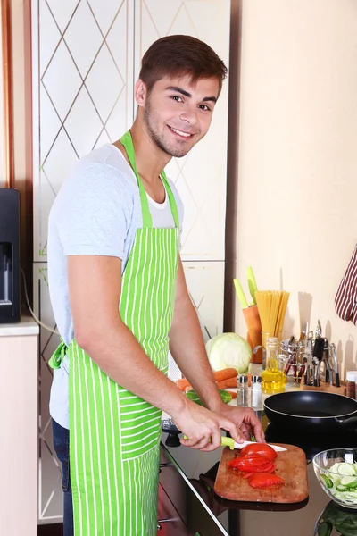 Homem cozinhar na cozinha — Fotografia de Stock