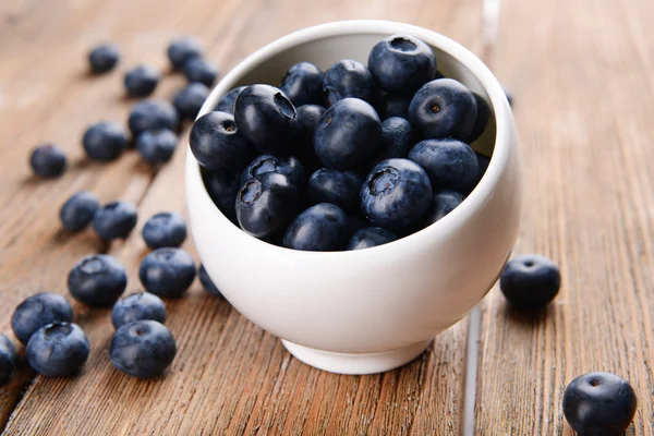 Köstliche Blaubeeren in Schüssel — Stockfoto