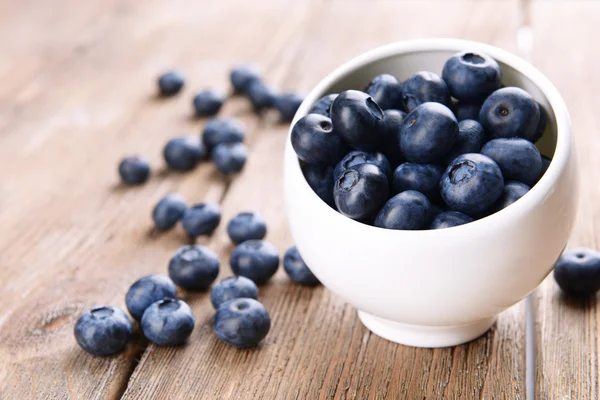 Köstliche Blaubeeren in Schüssel — Stockfoto