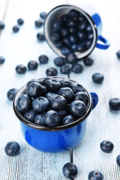 Köstliche Blaubeeren in Tassen auf dem Tisch in Großaufnahme — Stockfoto