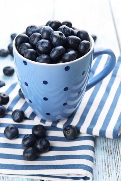 Délicieux bleuets en tasse sur table close-up — Photo