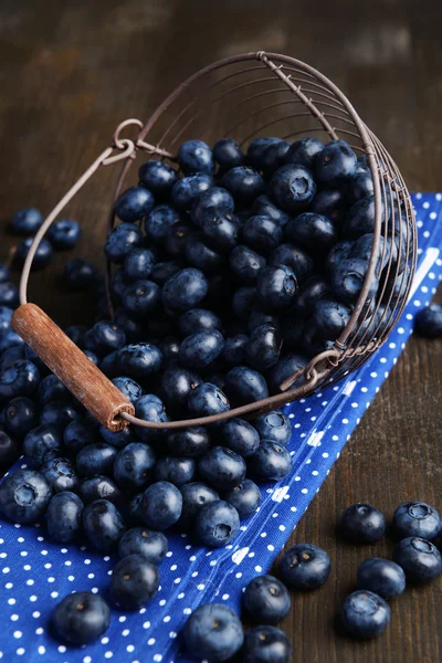 Läckra blåbär i rotting korg — Stockfoto