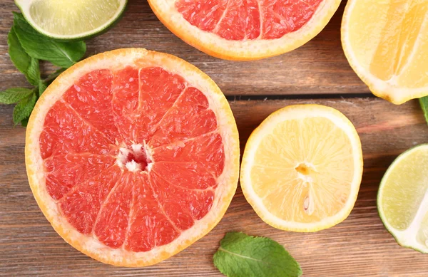 Různé krájené šťavnaté citrusy — Stock fotografie