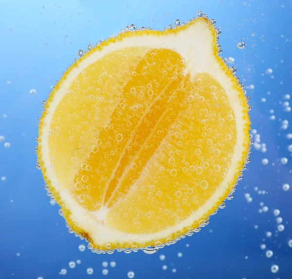 Lemon segar dalam air — Stok Foto