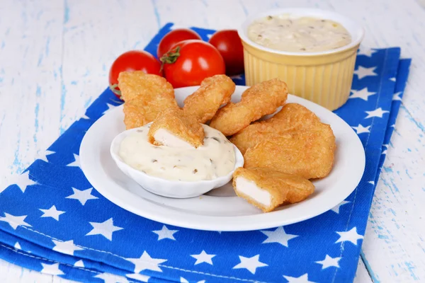 Kyckling nuggets med sås — Stockfoto