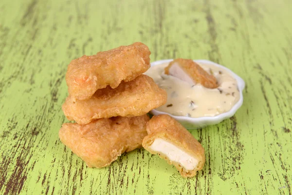 Kipnuggets met saus — Stockfoto