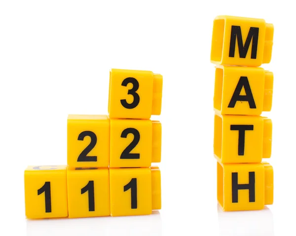 Навчальні кубики з різними цифрами та літерами ізольовані на білому — стокове фото