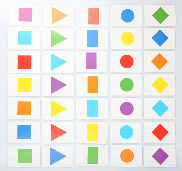 Pedagogiska kort med färg geometriska former, närbild — Stockfoto