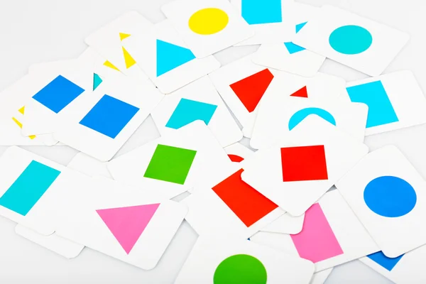 Cartões educativos com formas geométricas de cor, close-up — Fotografia de Stock
