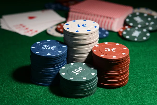 Kort och marker för poker — Stockfoto