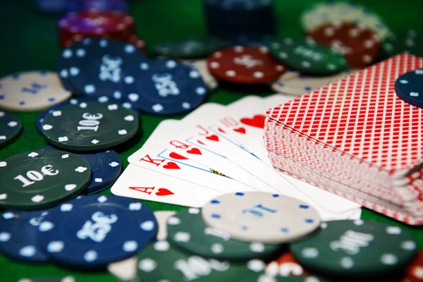 Tarjetas y fichas para poker — Foto de Stock