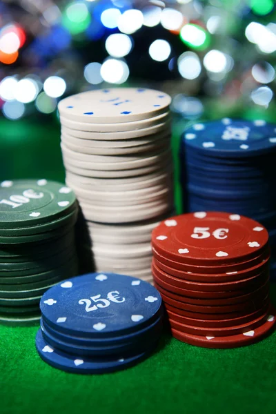 Parlak arka plan üzerinde Poker fişleri — Stok fotoğraf