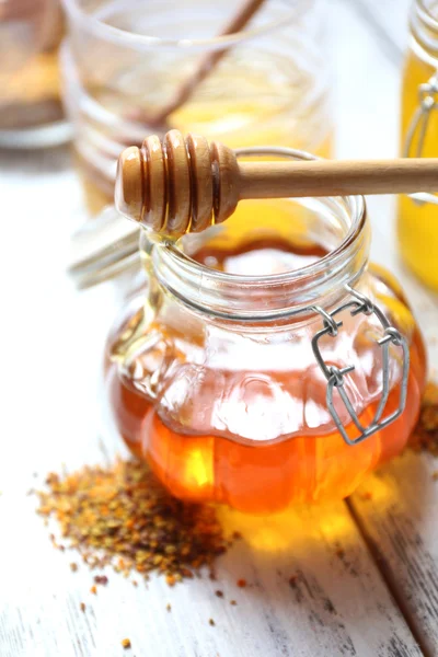 Свежий вкусный мед — стоковое фото