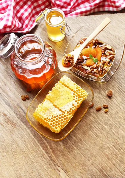 Imbiss mit frischem Honig — Stockfoto