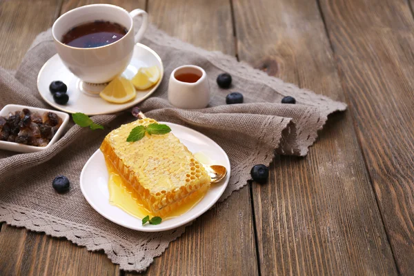 Gesunde Zwischenmahlzeit mit frischem Honig — Stockfoto