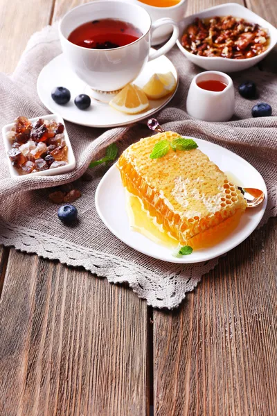 健康的零食和新鲜的蜂蜜 — 图库照片