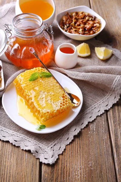 Snack saludable con miel fresca — Foto de Stock