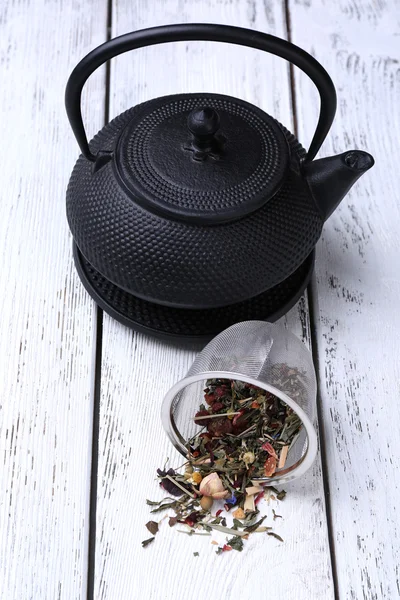 Black teapot and tea — Stock Photo, Image