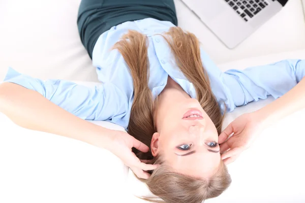 Femme d'affaires avec ordinateur portable travaillant à la maison — Photo