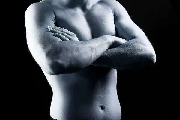 Guapo joven deportista muscular, sobre fondo oscuro — Foto de Stock