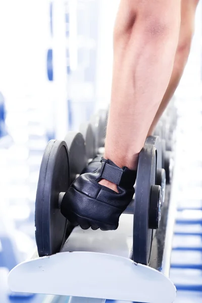 Guy avec haltères dans la salle de gym — Photo