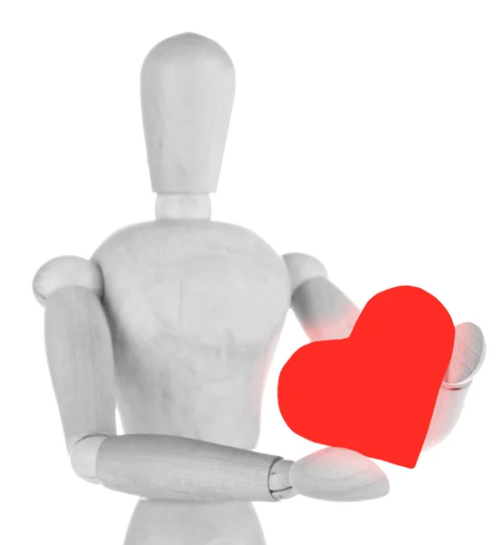 Dřevěný manekýn drží červené srdce izolovaných na bílém — Stock fotografie