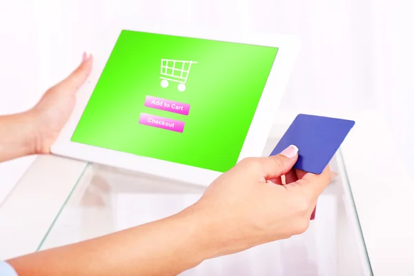 互联网购物的概念: 手里拿着平板电脑和信用卡 — 图库照片