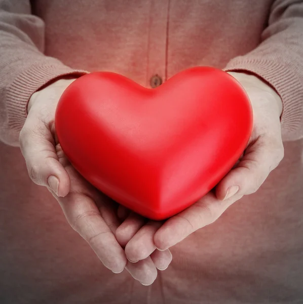 Червоне серце в руках жінки, крупним планом — стокове фото