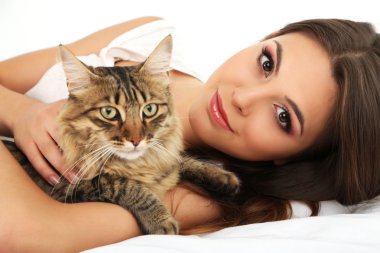 Yatakta dinleniyor kedi olan güzel kadın