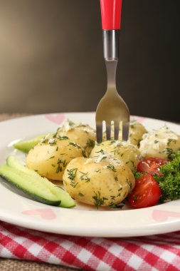 Genç haşlanmış patates