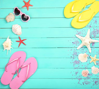 Yaz öğeler ahşap arka plan üzerinde